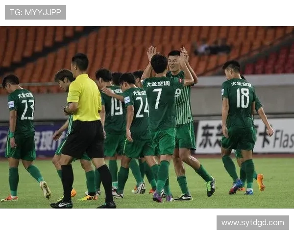 赛后复盘重庆足球队与杭州足球队灵活性对比分析及战术探讨