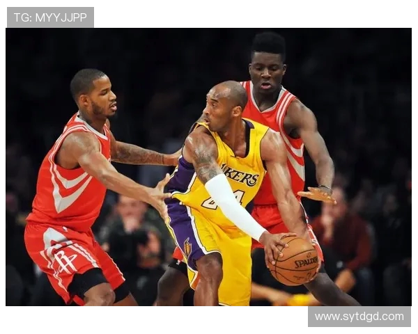 2001年NBA总决赛火箭队与湖人队的巅峰对决回顾与分析