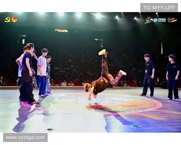 重庆攀岩队在世界街舞大赛中的节奏表现引发热议与赞赏